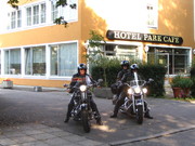 www.hotel-park-cafe.de  Harley Fahrer bei der abfahrt